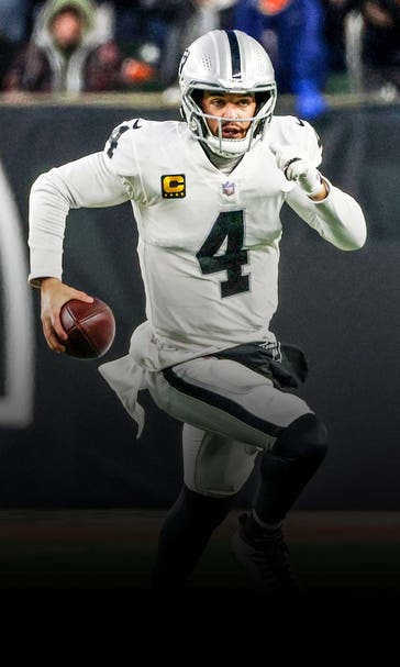 Derek Carr, Raiders agree to 3-year, $121.5 million extension